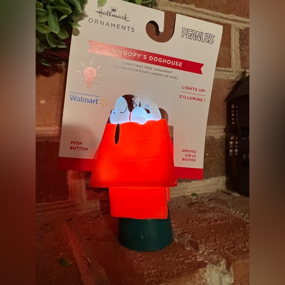 Hallmark Peanuts Snoopy on Doghouse with Light Ornament - Picture 9 of 10